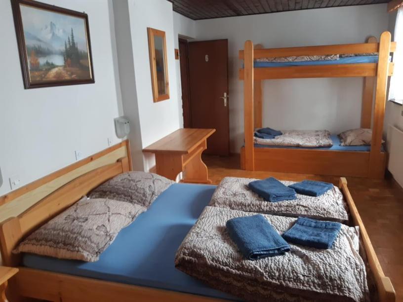 Rooms Barovc By The Lake Jasna Kranjska Gora Exterior foto A typical room at the hostel