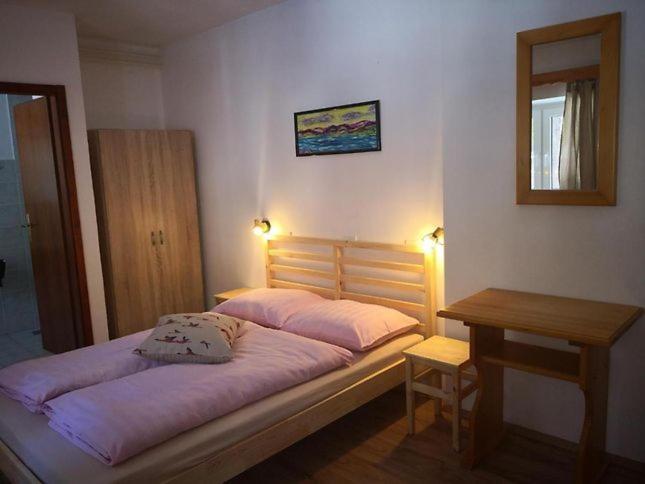 Rooms Barovc By The Lake Jasna Kranjska Gora Exterior foto A bedroom in a hostel
