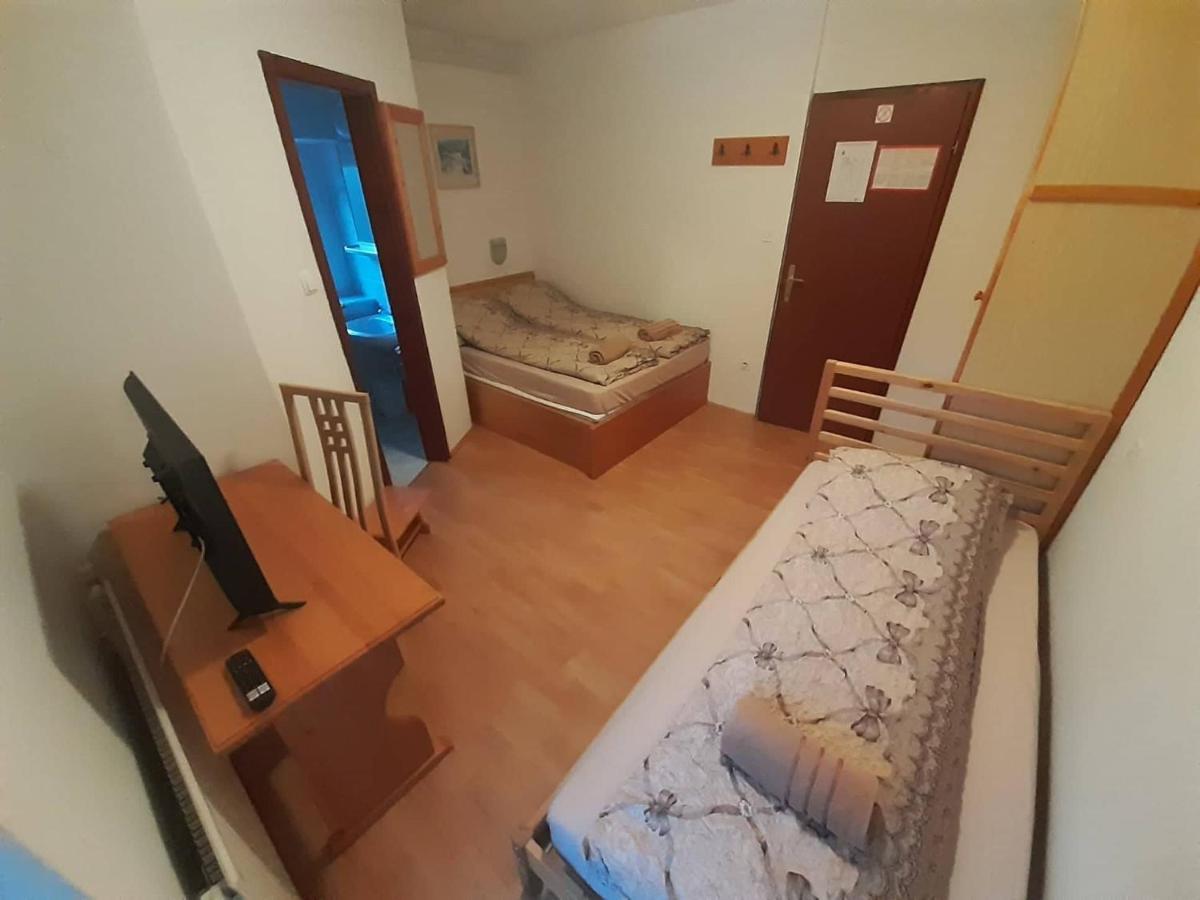 Rooms Barovc By The Lake Jasna Kranjska Gora Exterior foto A room at the hostel