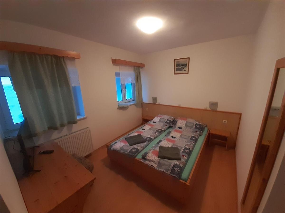 Rooms Barovc By The Lake Jasna Kranjska Gora Exterior foto A bedroom in a typical apartment