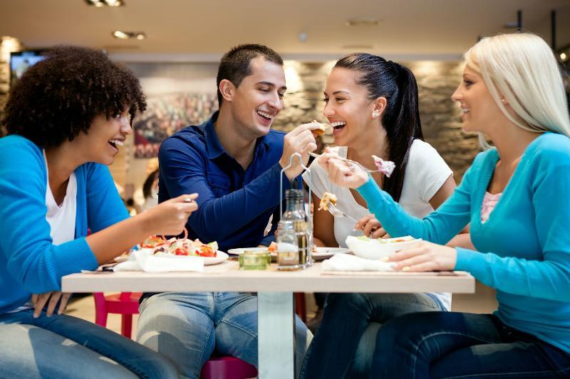 Rooms Barovc By The Lake Jasna Kranjska Gora Exterior foto A group of friends eating together