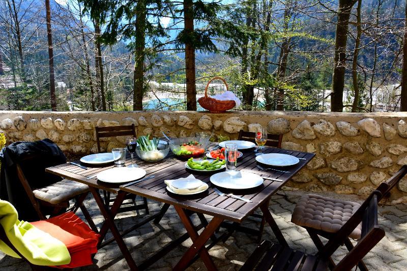 Rooms Barovc By The Lake Jasna Kranjska Gora Exterior foto A table set for a meal